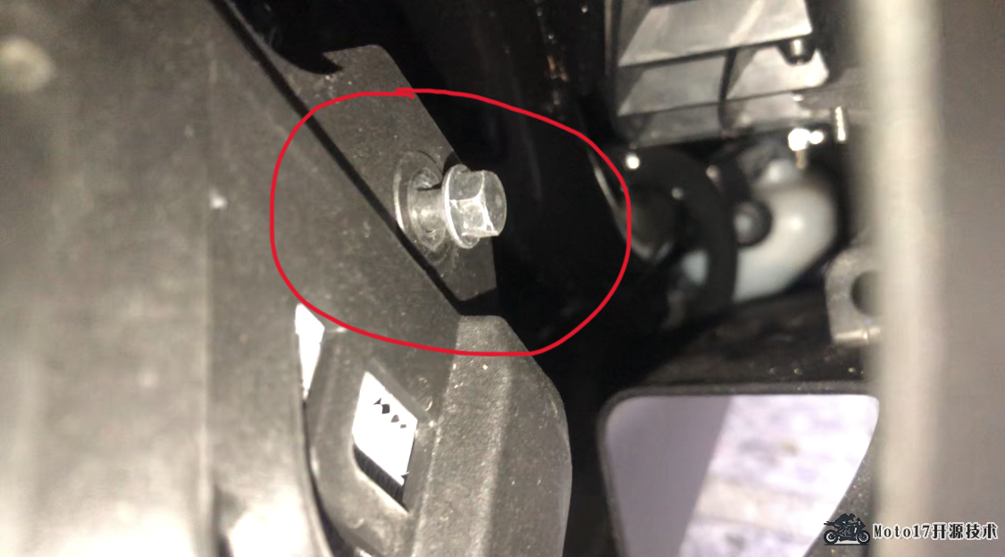 水箱罩螺栓脱落