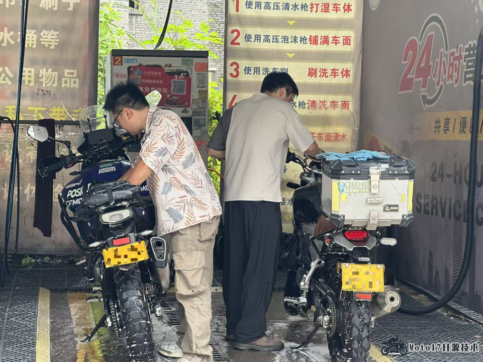 洗车中，其实洗完第二天就下雨了(砸桌！)